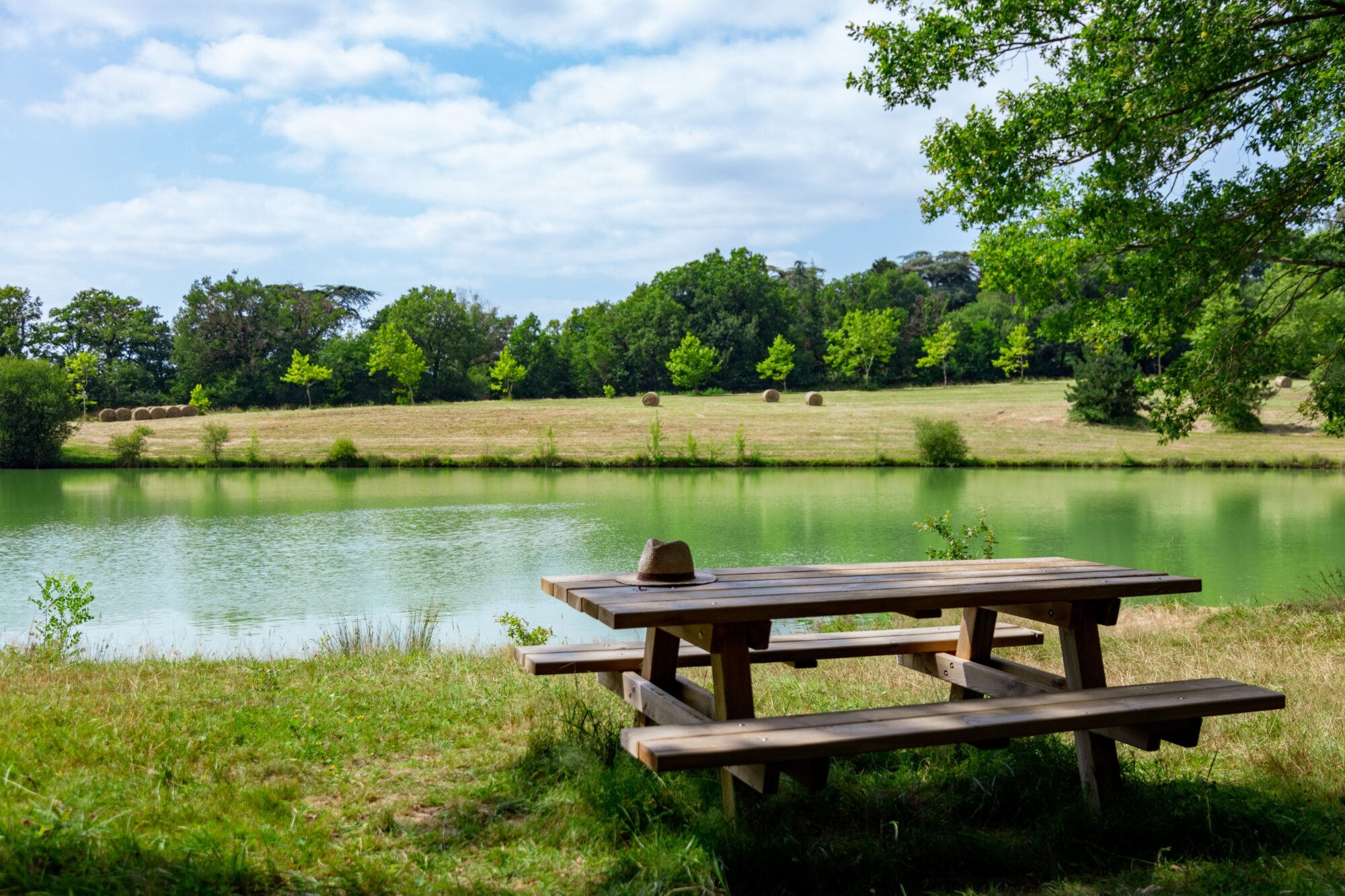 Table de pique-nique au bord d’un lac, Office de Tourisme Cœur de Garonne