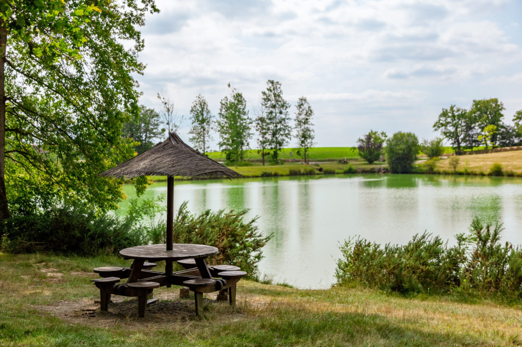 Table de pique-nique au bord d’un lac, Office de Tourisme Cœur de Garonne