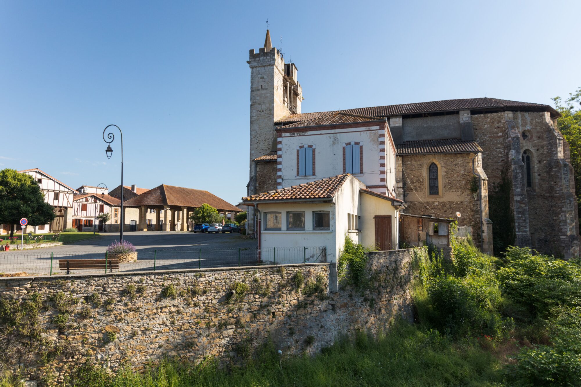 Église en pierre et clocher d’un village du Cœur de Garonne