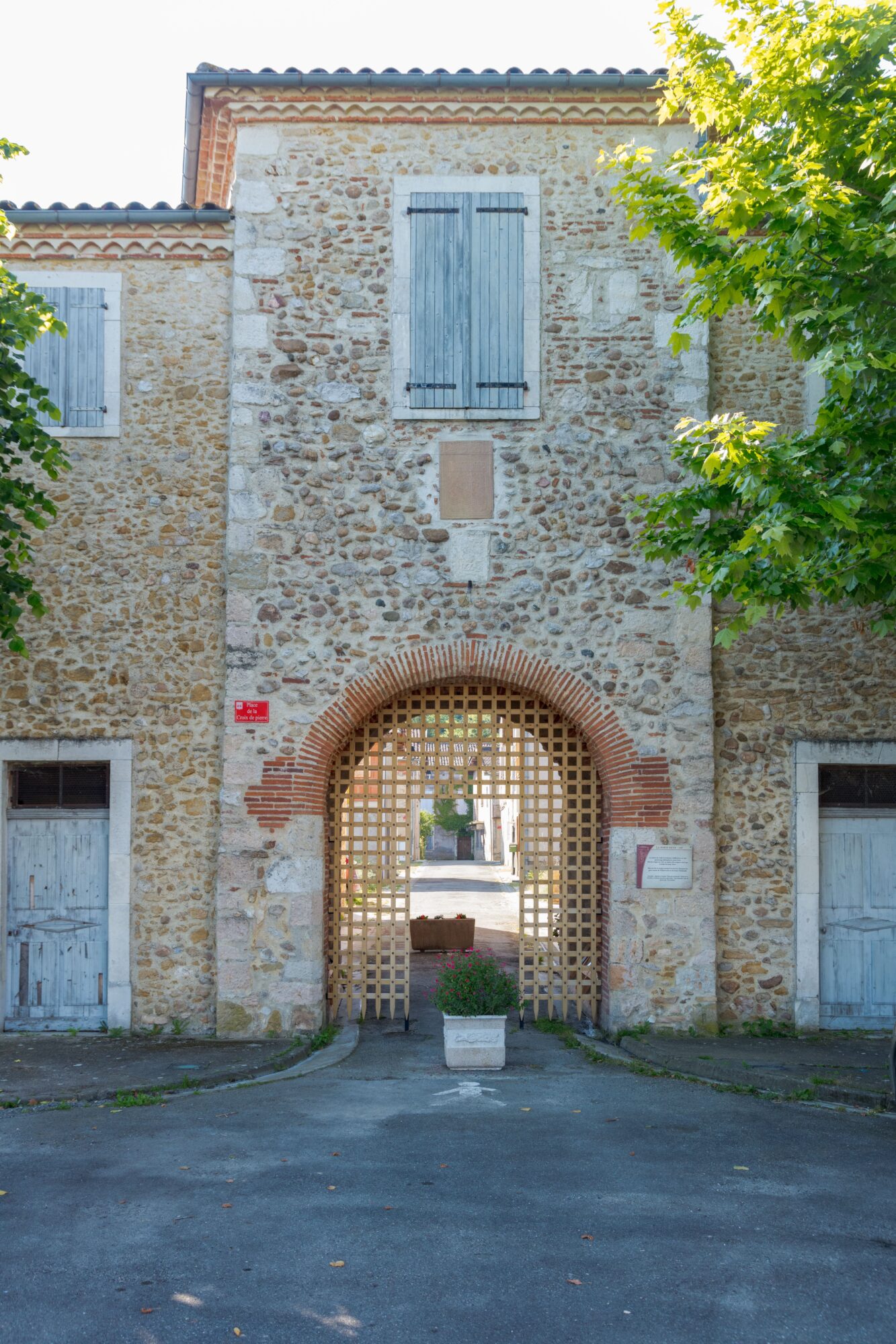 Porte fortifiée en pierre avec arche et herse, Cœur de Garonne