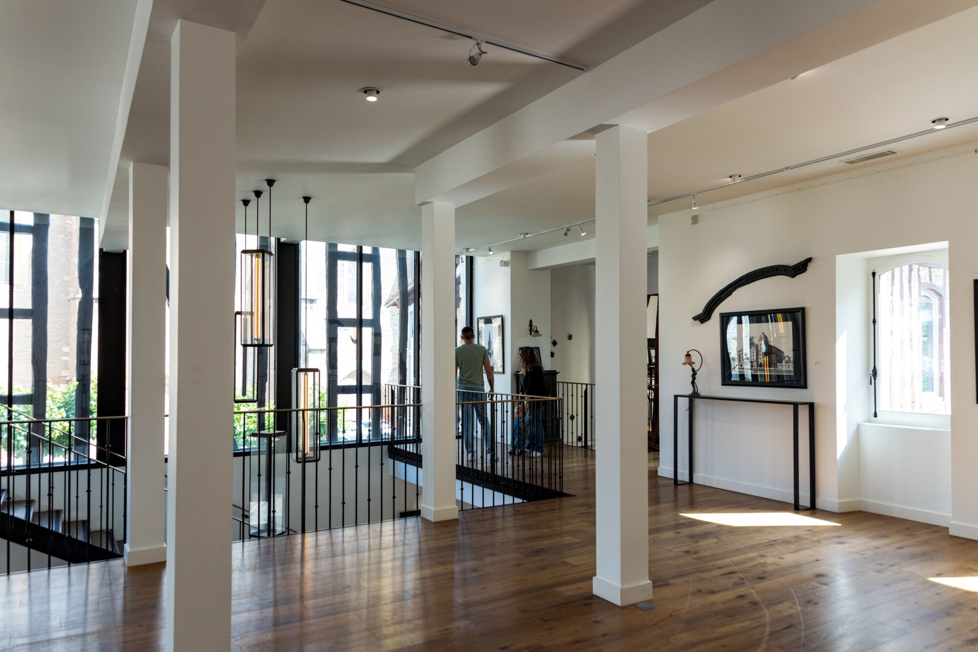 Intérieur de l’Office de Tourisme Cœur de Garonne avec visiteurs