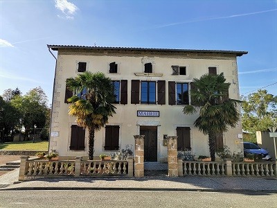 Façade de mairie avec palmiers à Cœur de Garonne