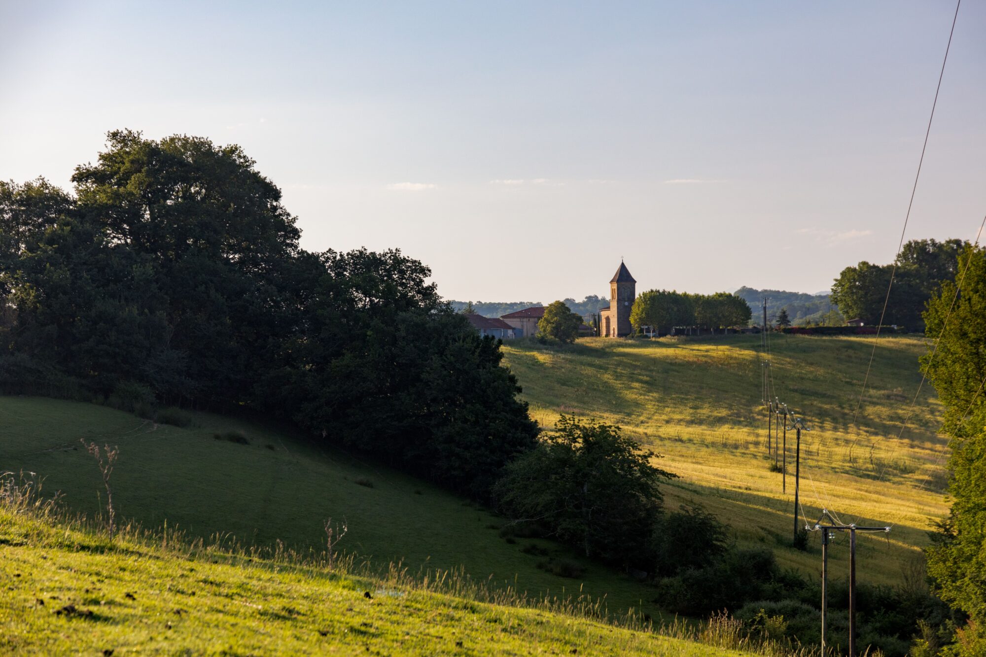 Église au loin dans les collines de l’Office de Tourisme Cœur de Garonne