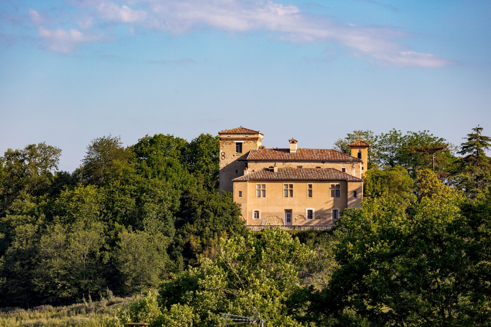 Bâtisse ancienne aux toits en tuiles, Office de Tourisme Cœur de Garonne