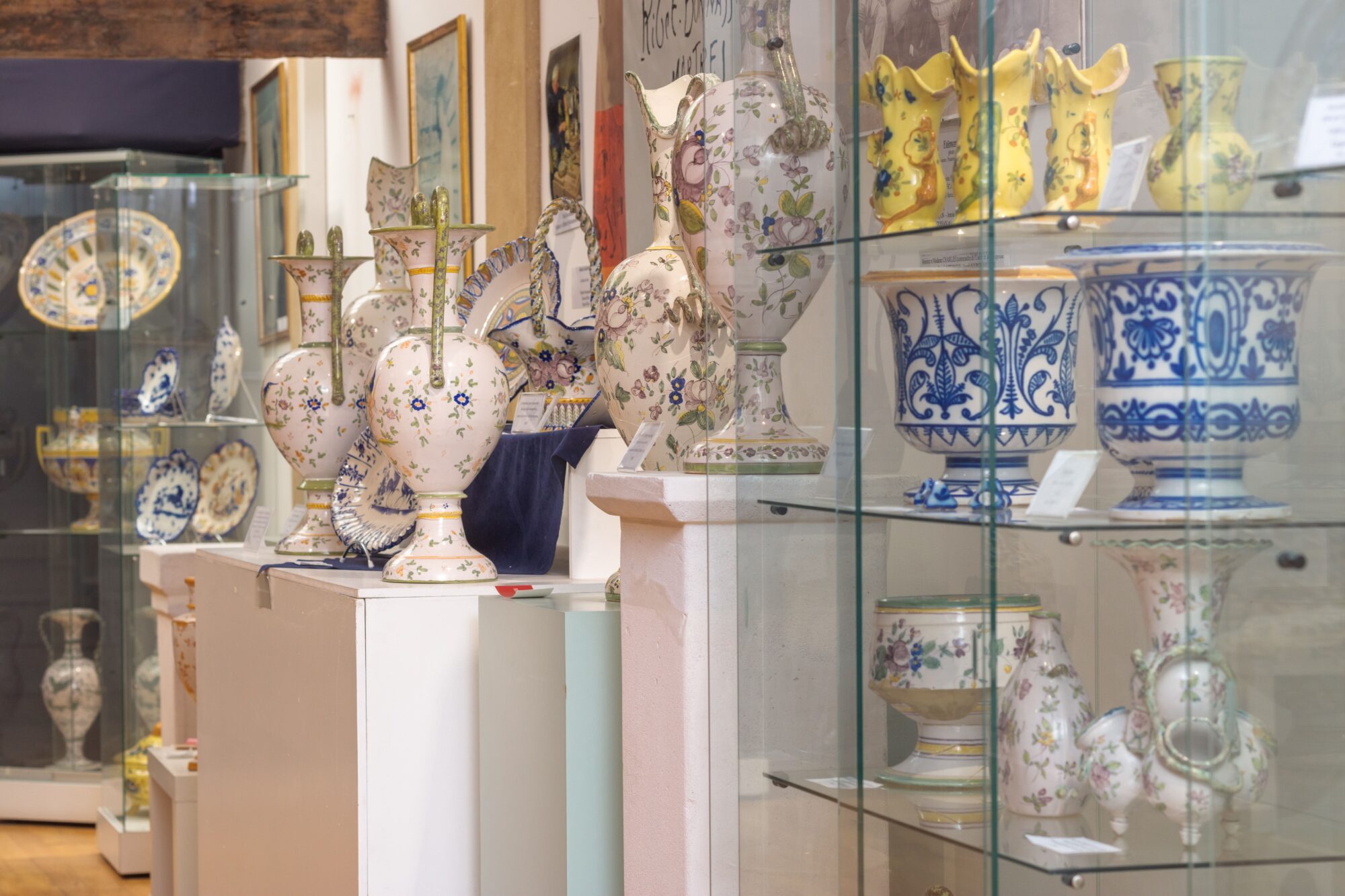 Collection de vases et faïences décorées à l’Office de Tourisme Cœur de Garonne