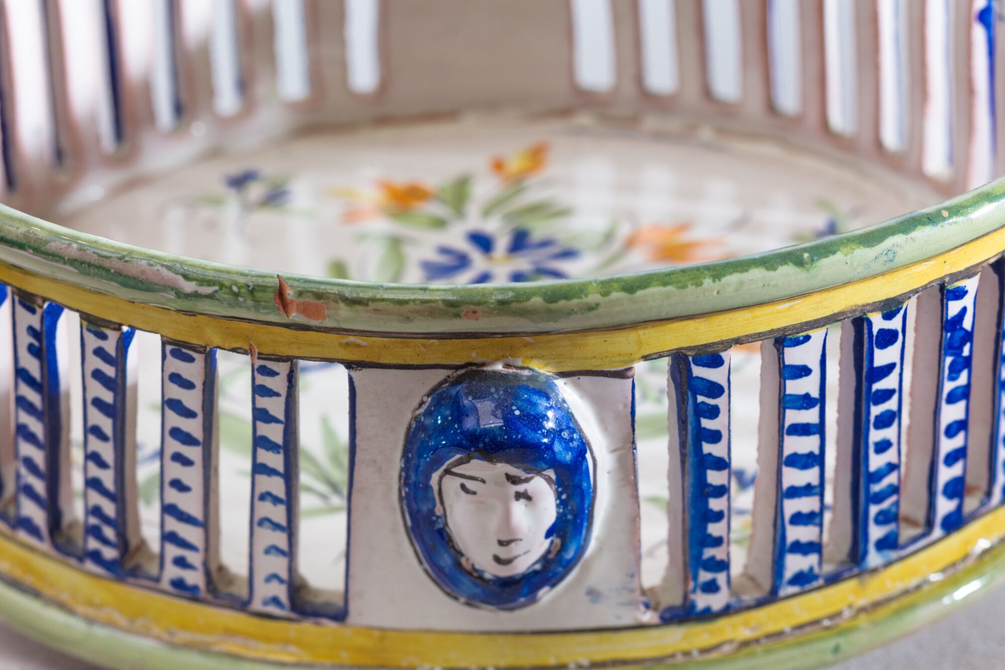 Détail de céramique peinte à motifs bleus et médaillon figuratif