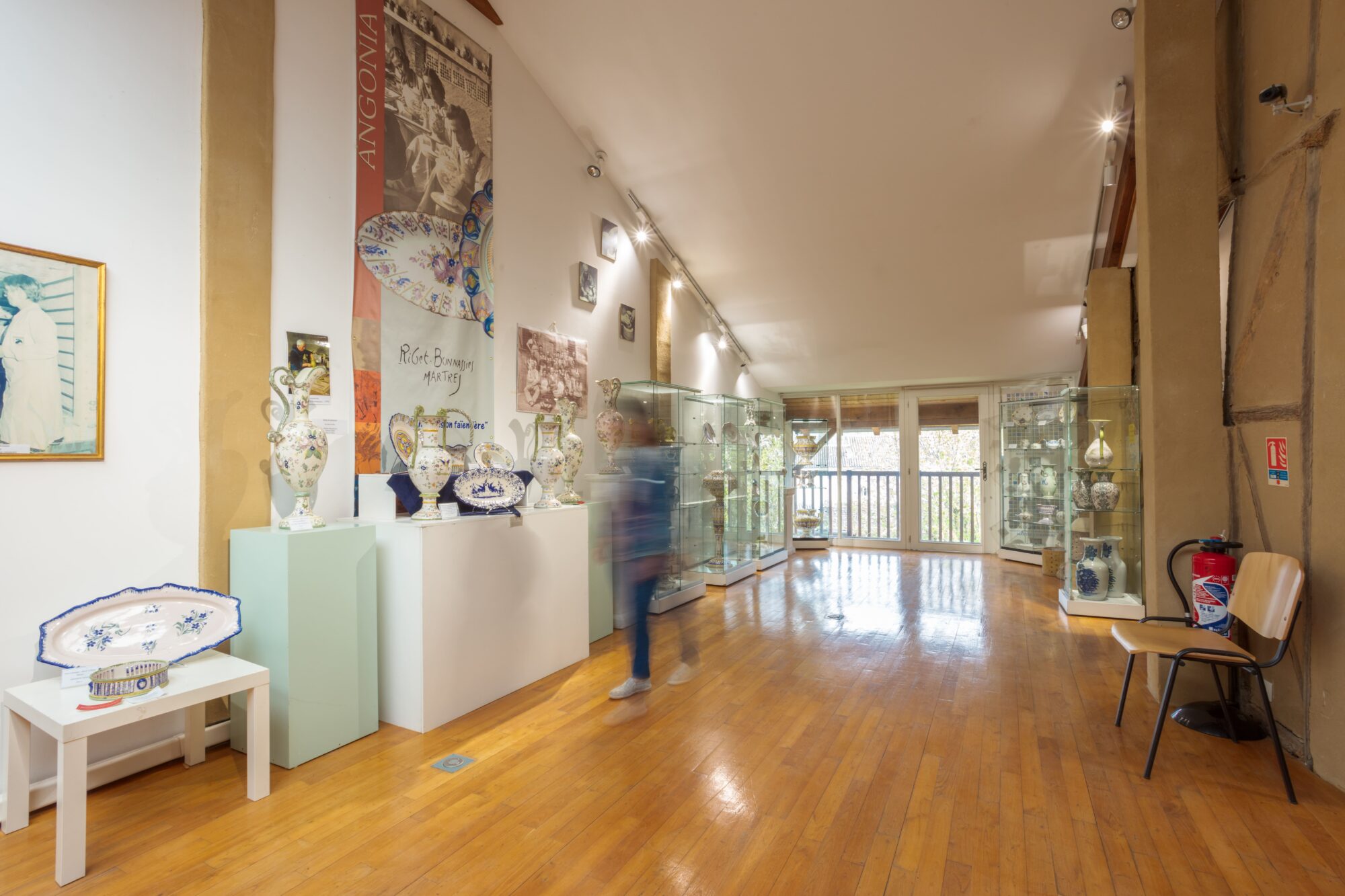 Salle d’exposition de faïences à Martres-Tolosane, Cœur de Garonne