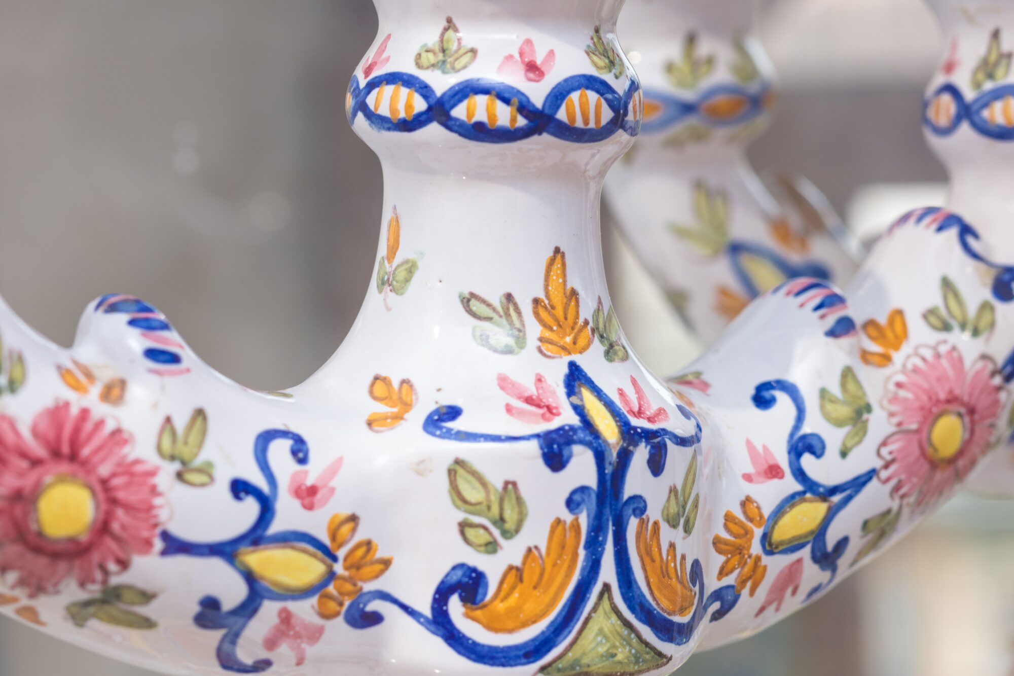 Céramique peinte à motifs floraux, Office de Tourisme Cœur de Garonne