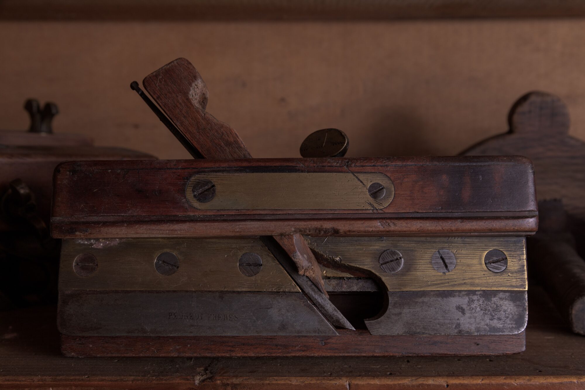 Rabot ancien en bois et métal Peugeot Frères