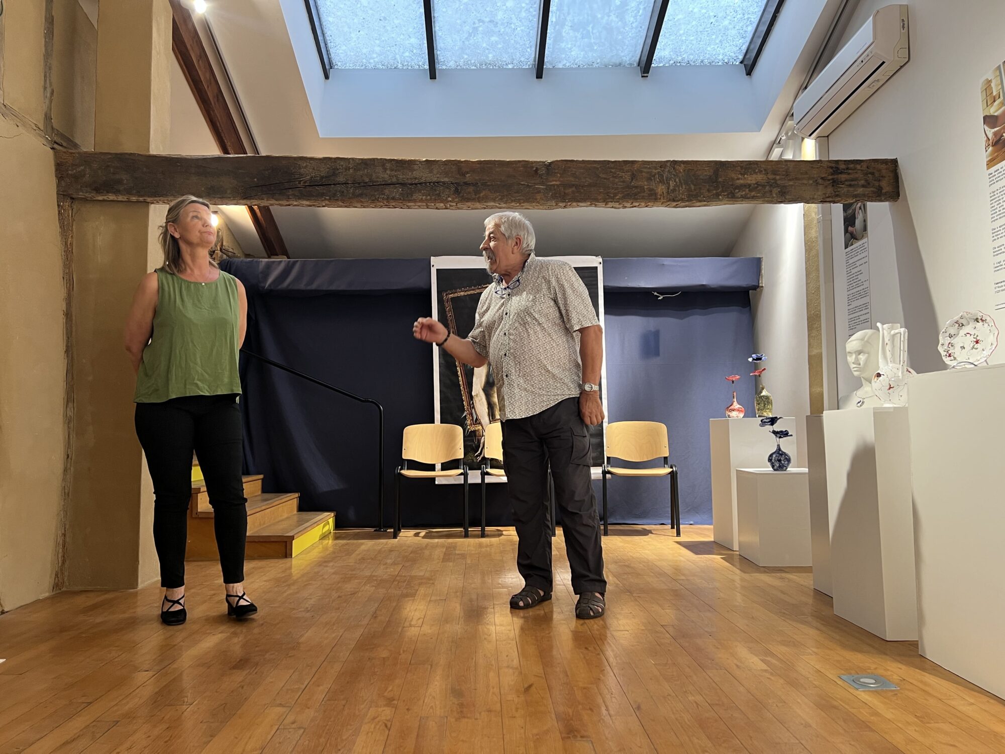 Deux personnes présentent une exposition, Office de Tourisme Cœur de Garonne