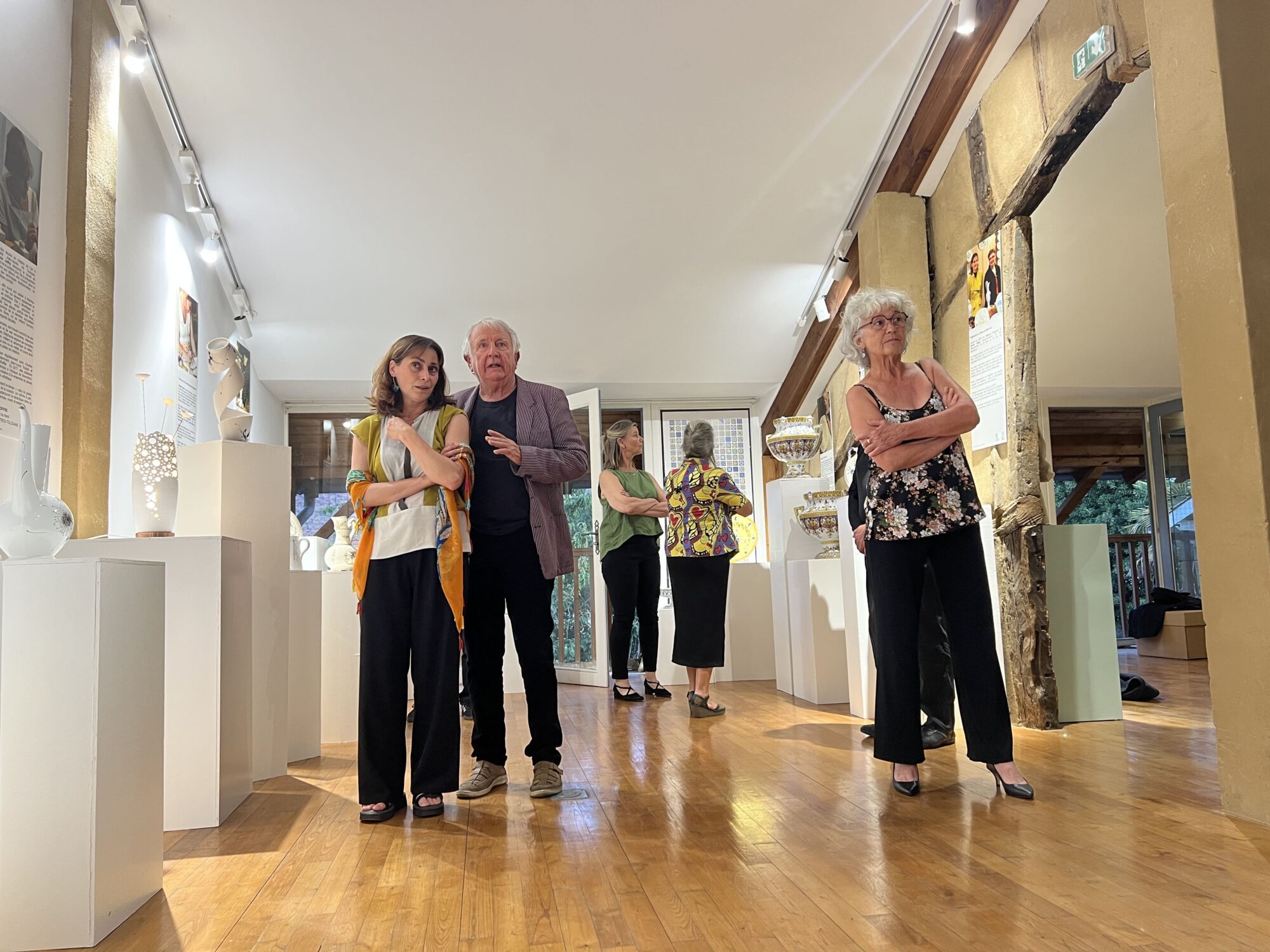 Visiteurs observant une exposition d'art à l’Office de Tourisme Cœur de Garonne