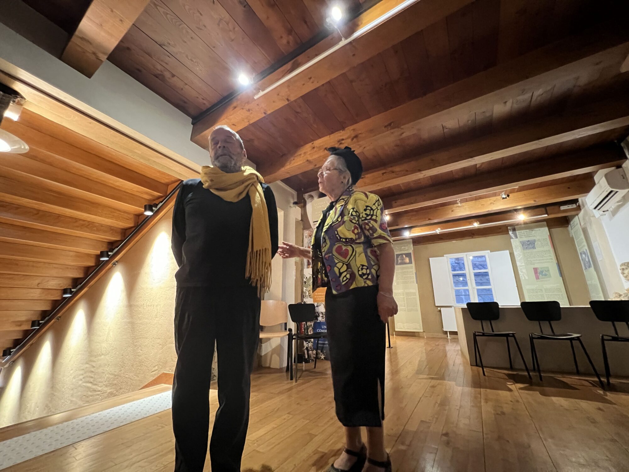 Deux personnes visitent une exposition avec l’Office de Tourisme Cœur de Garonne