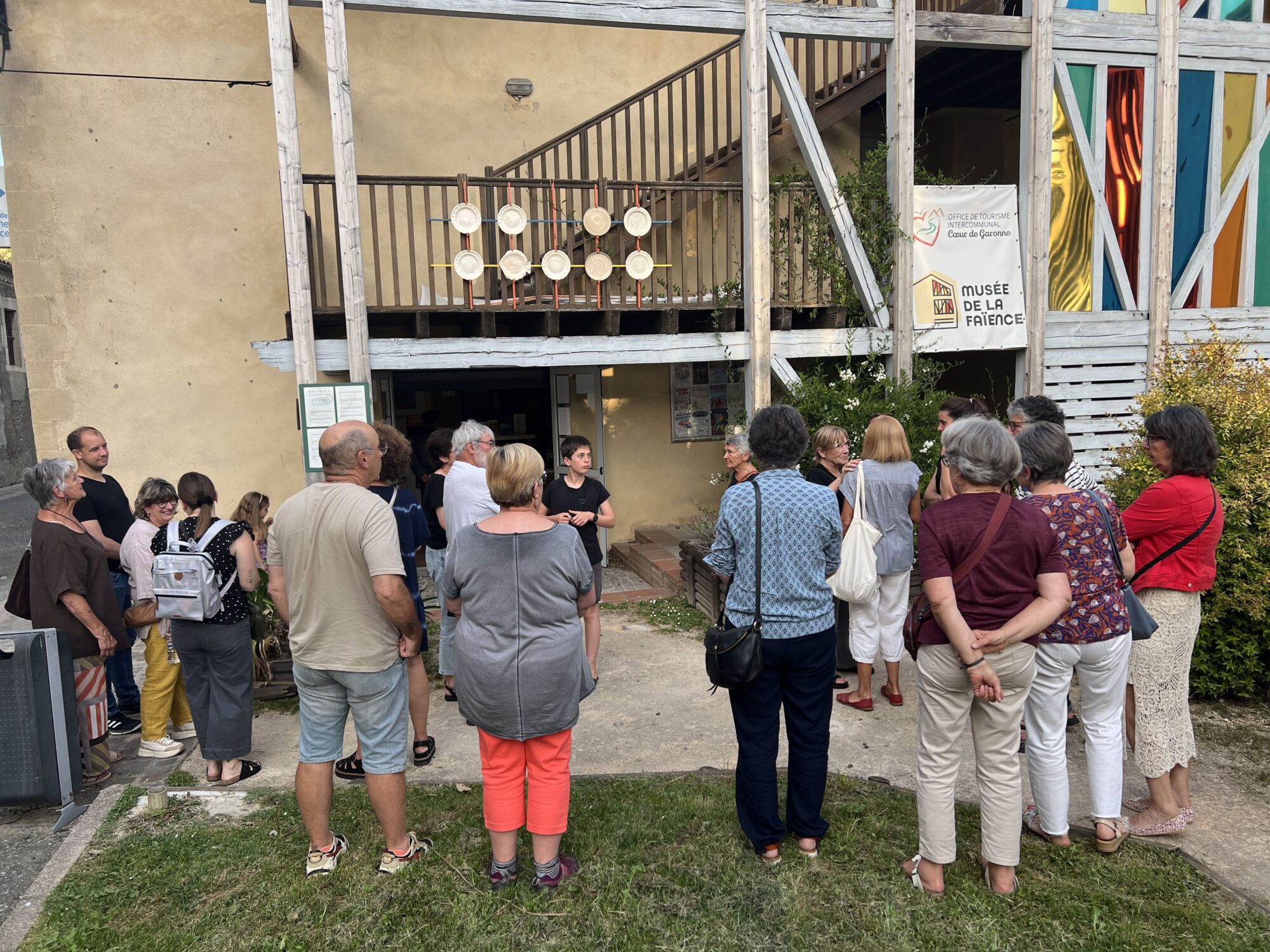 Visite de groupe devant l’Office de Tourisme Cœur de Garonne
