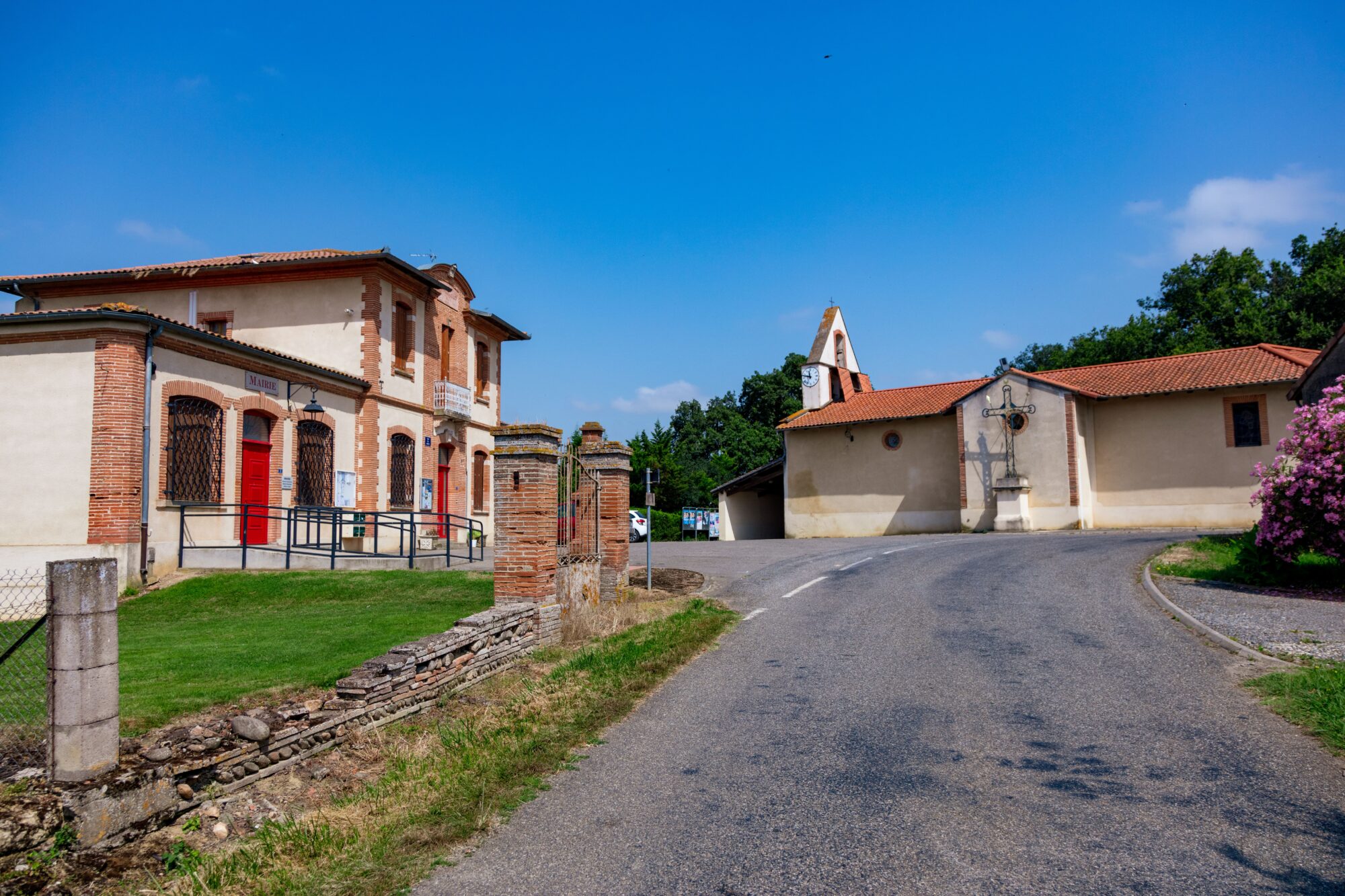 Mairie et église de village, Office de Tourisme Cœur de Garonne