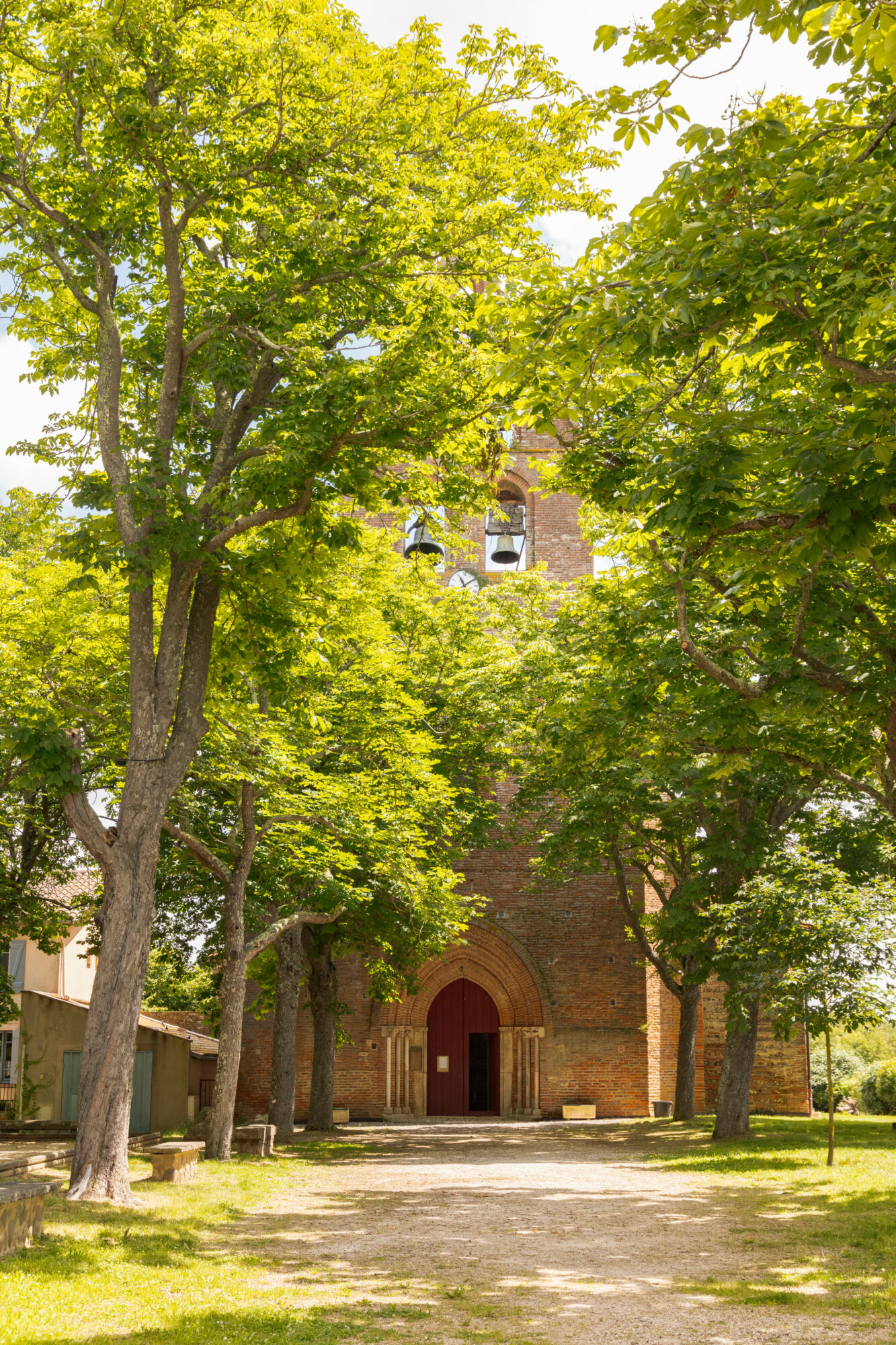 Église en briques entourée d’arbres, Office de Tourisme Cœur de Garonne