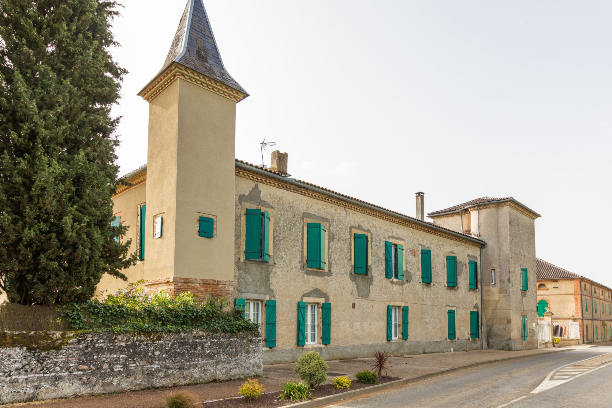 Maison de maître à tourelle et volets verts, Cœur de Garonne