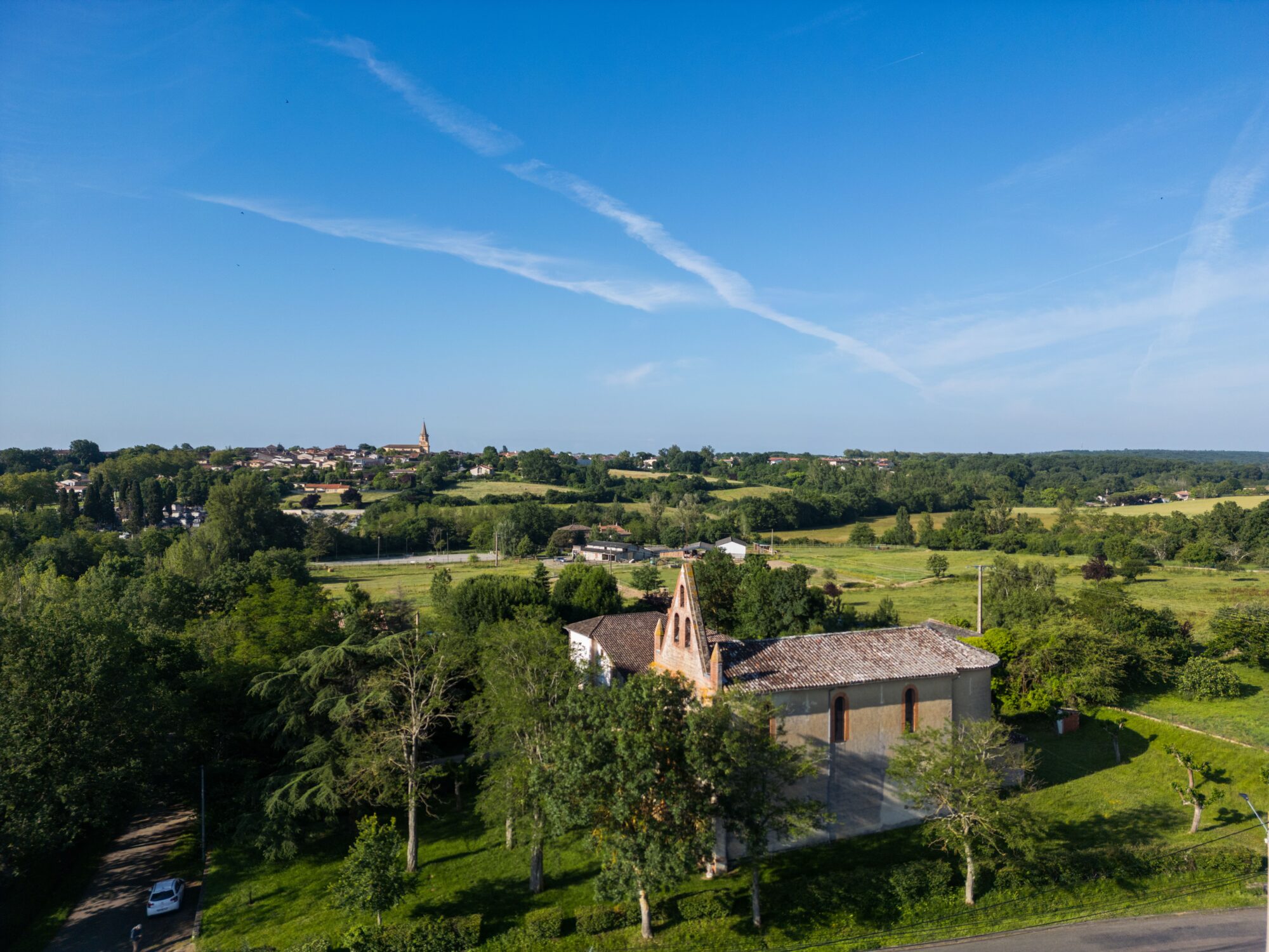 Chapelle et village dans la campagne, Office de Tourisme Cœur de Garonne