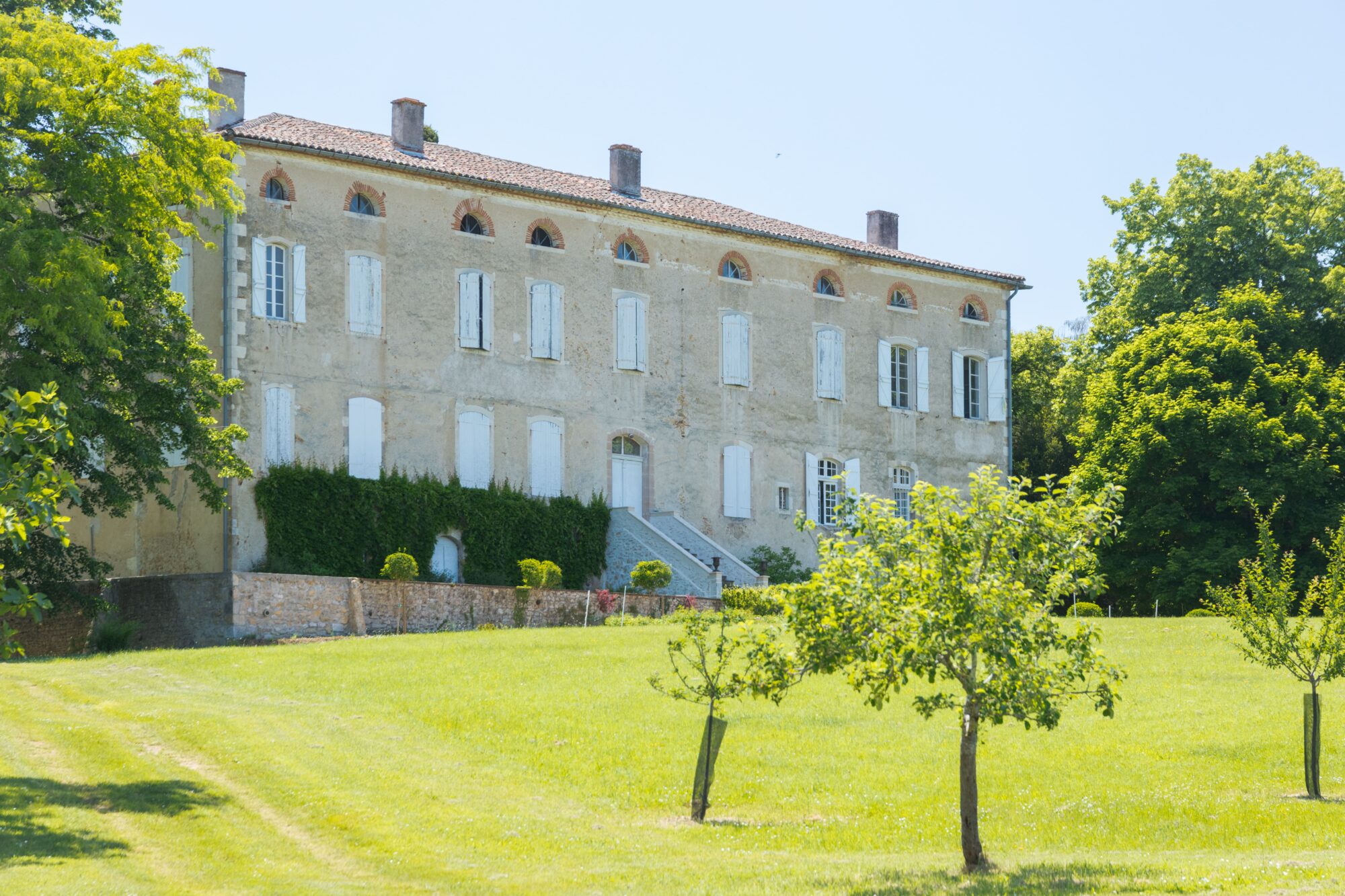 Grande bâtisse ancienne à volets blancs, Office de Tourisme Cœur de Garonne