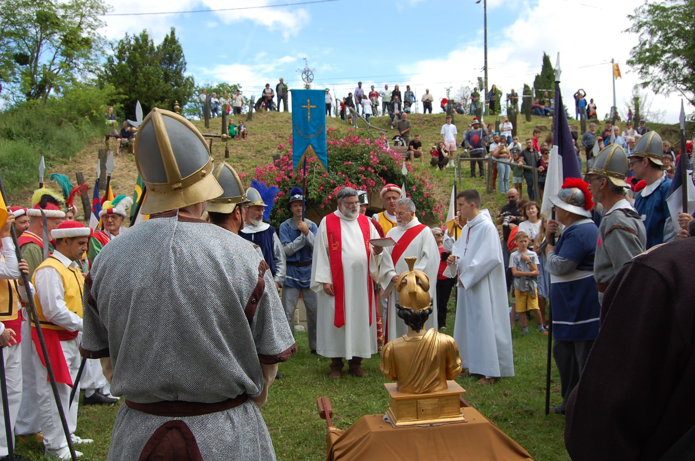 Cérémonie médiévale religieuse avec prêtres et soldats en costume