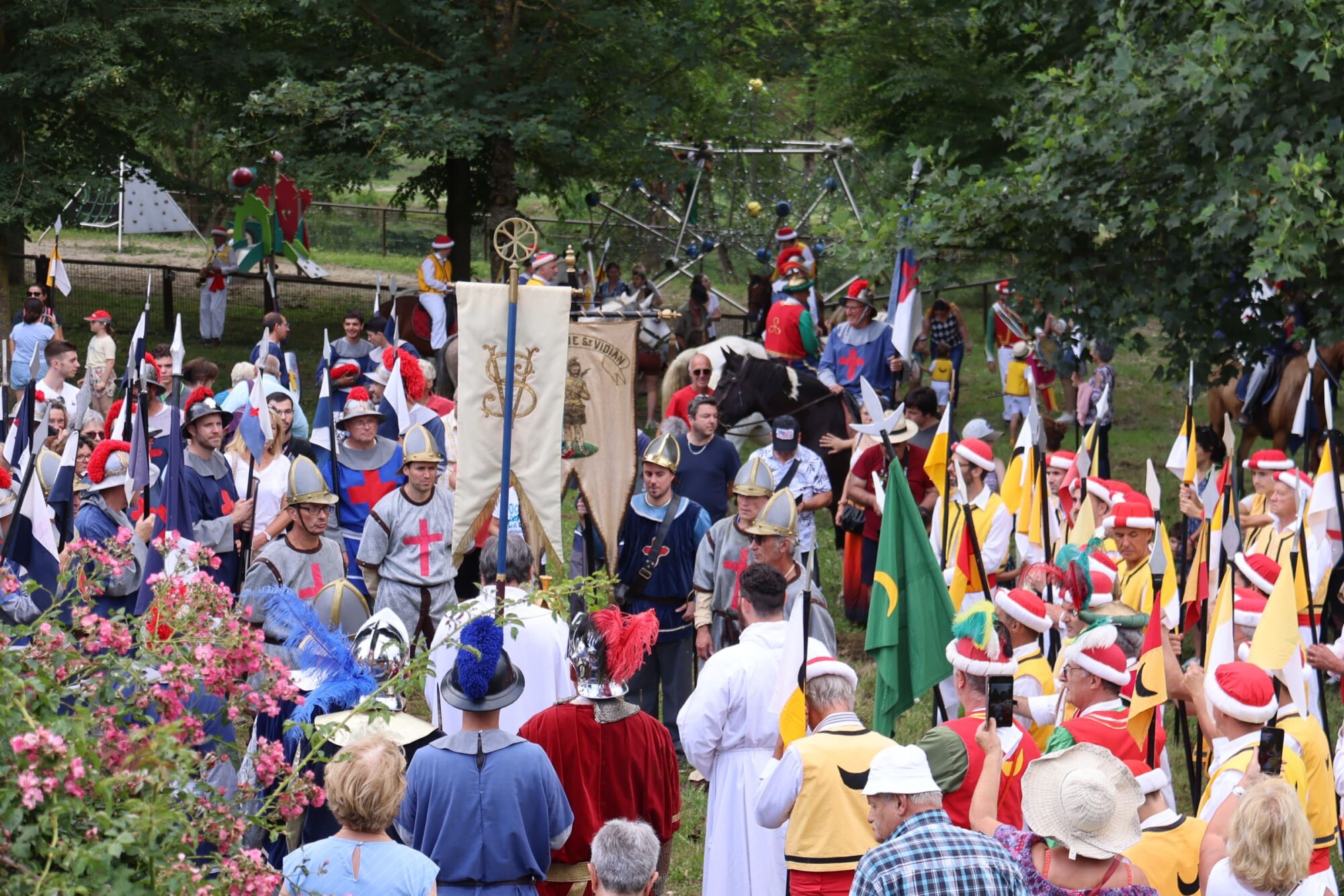 Défilé médiéval costumé avec bannières et cavaliers en Cœur de Garonne