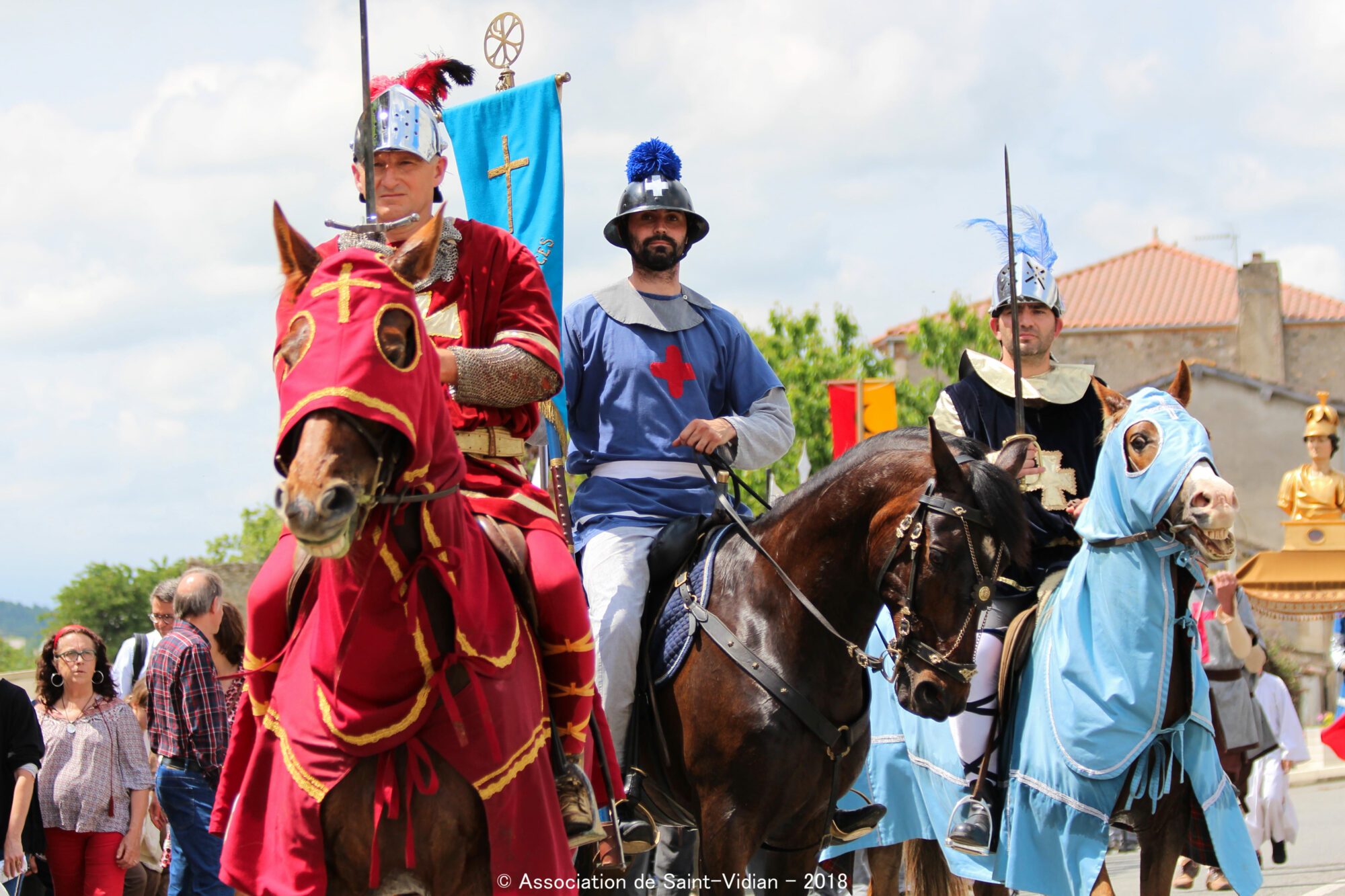 Cavaliers en costumes médiévaux lors de la fête de Saint-Vidian