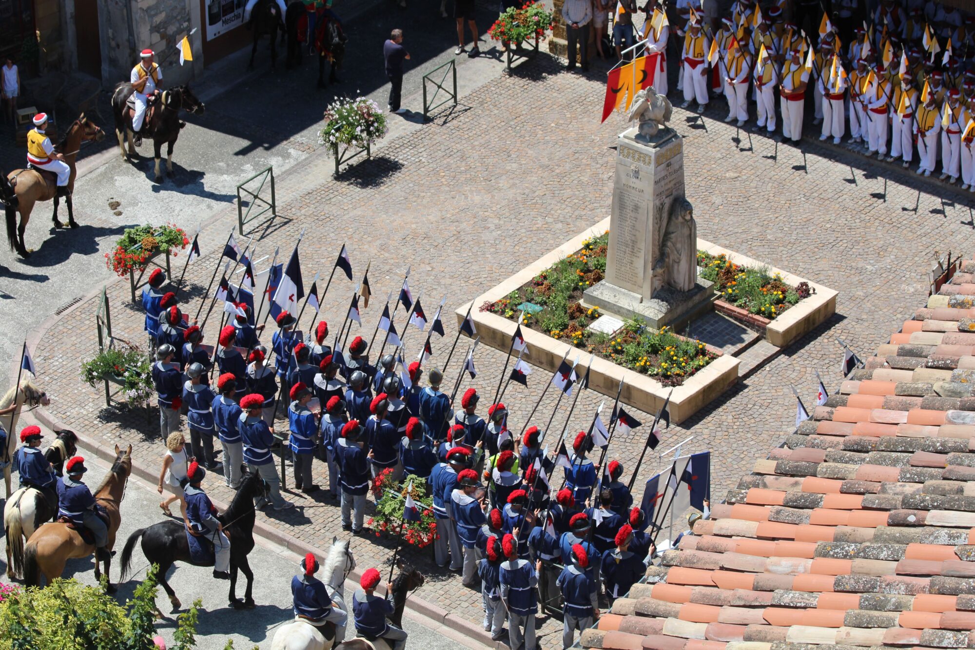 Défilé en costumes autour d’un monument, Office de Tourisme Cœur de Garonne