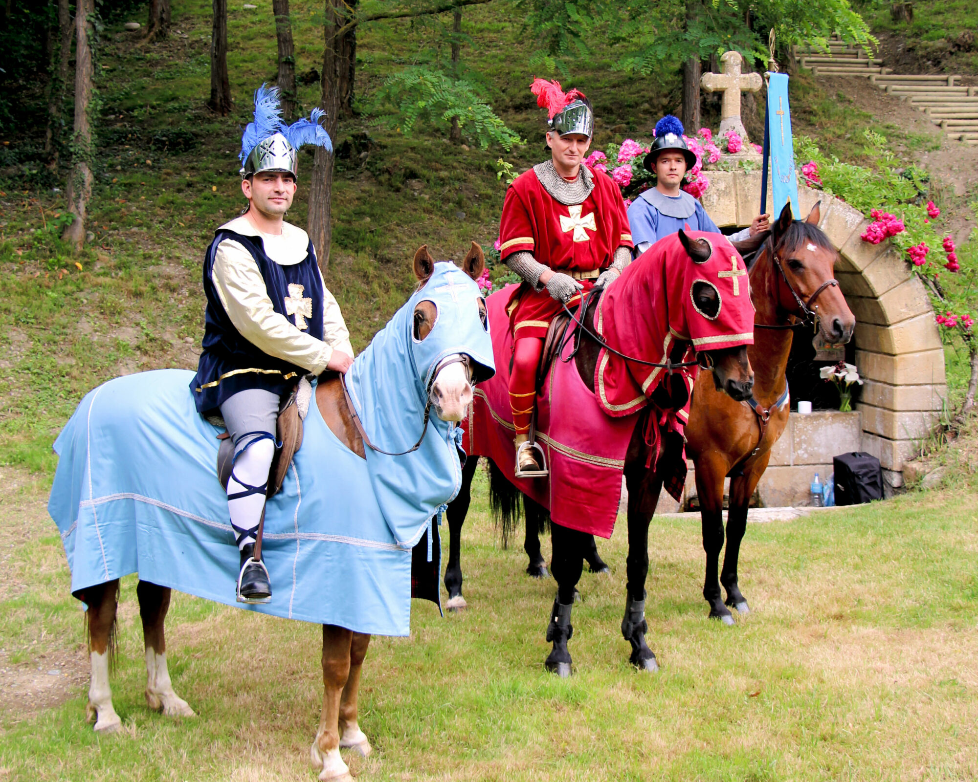 Cavaliers en costumes médiévaux sur chevaux, Office de Tourisme Cœur de Garonne