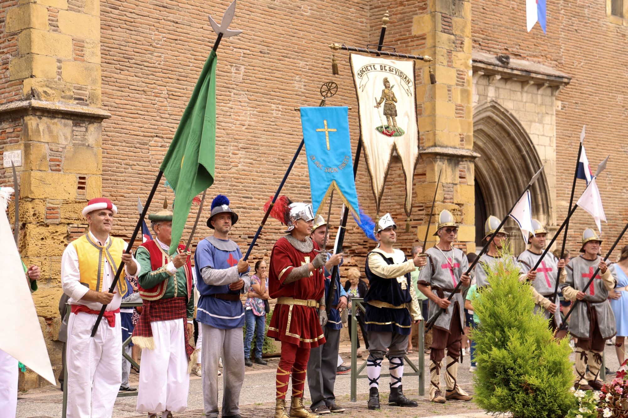 Défilé médiéval en costumes avec bannières à l’Office de Tourisme Cœur de