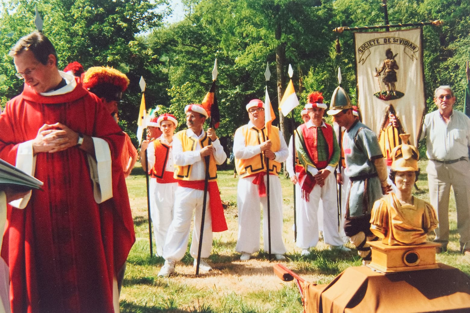Cérémonie historique avec costumes et bannière, Office de Tourisme Cœur de