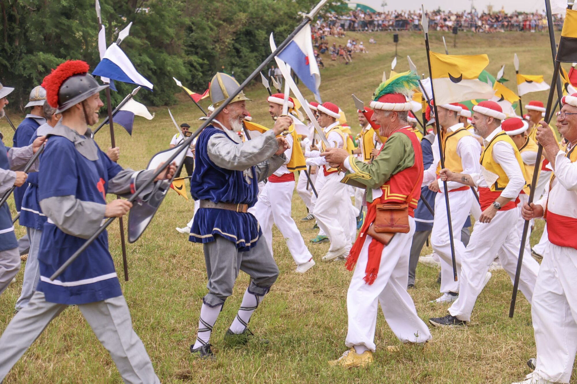 Reconstitution historique avec hallebardiers en costumes anciens