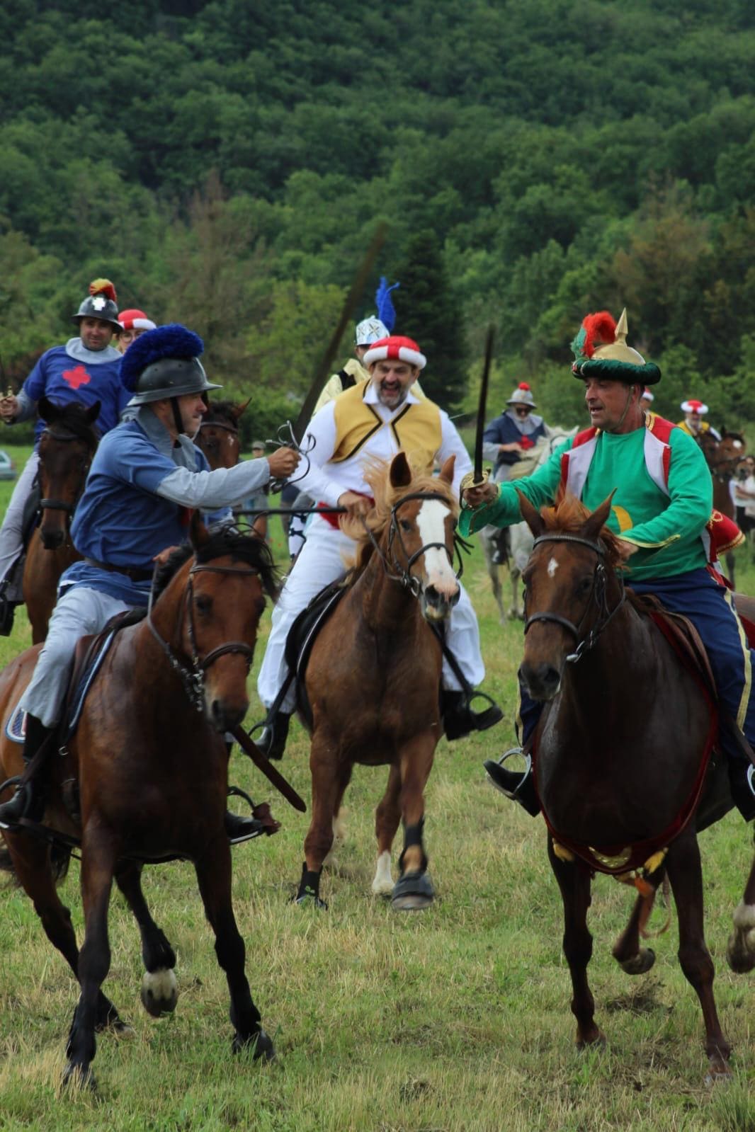 Cavaliers en costume lors d’une reconstitution, Office de Tourisme Cœur de