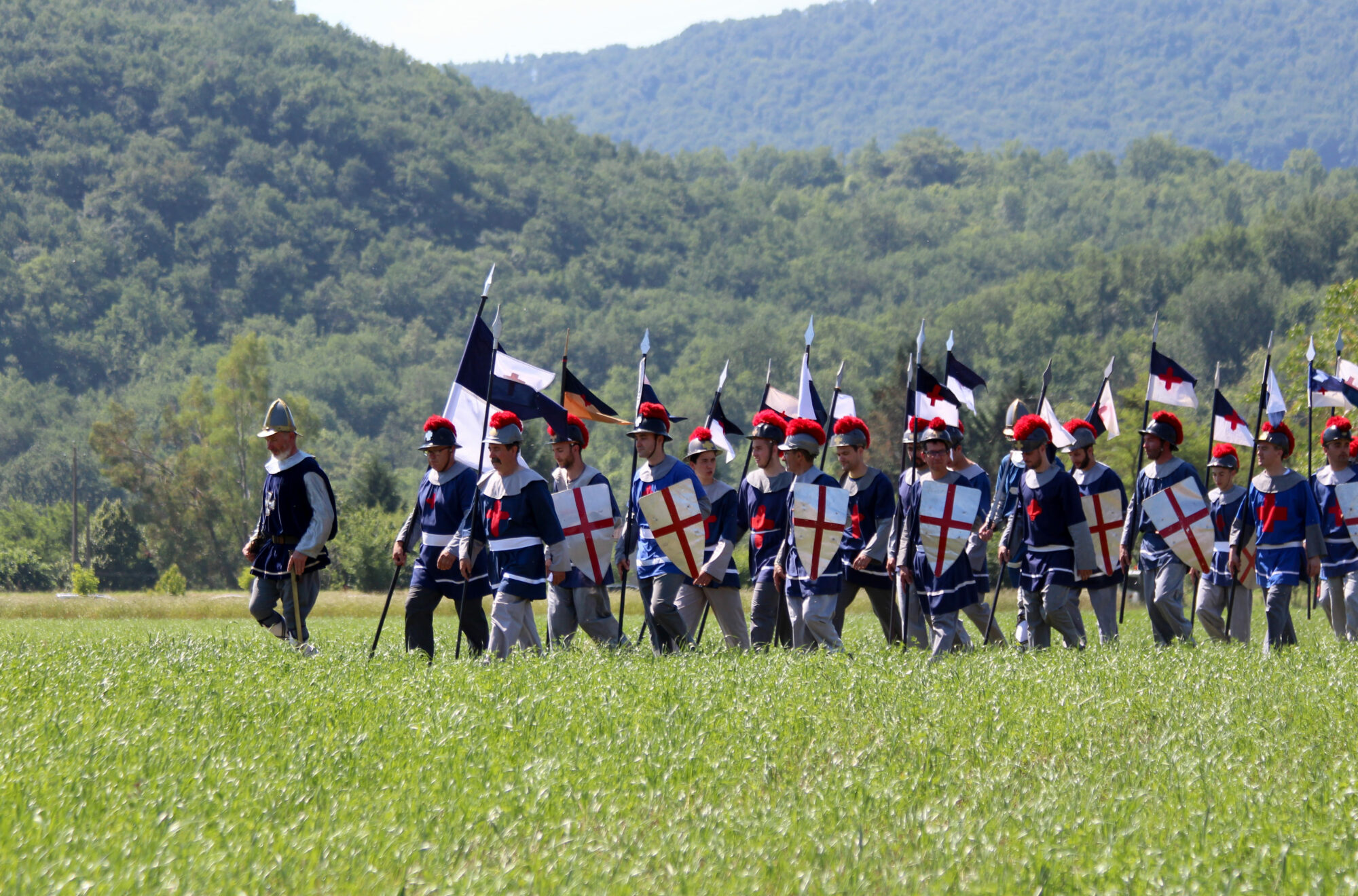Reconstitution médiévale de soldats en marche, Office de Tourisme Cœur de