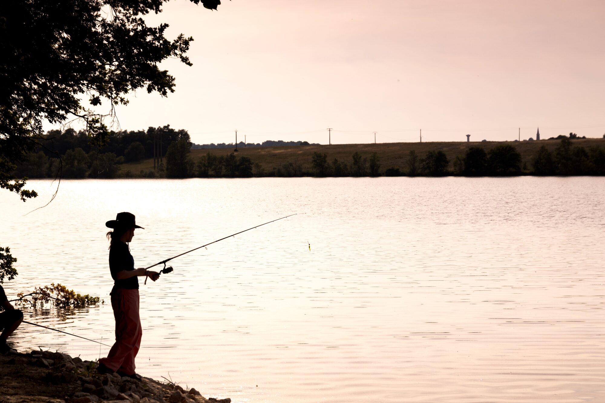Pêcheuse au bord d’un lac en Cœur de Garonne