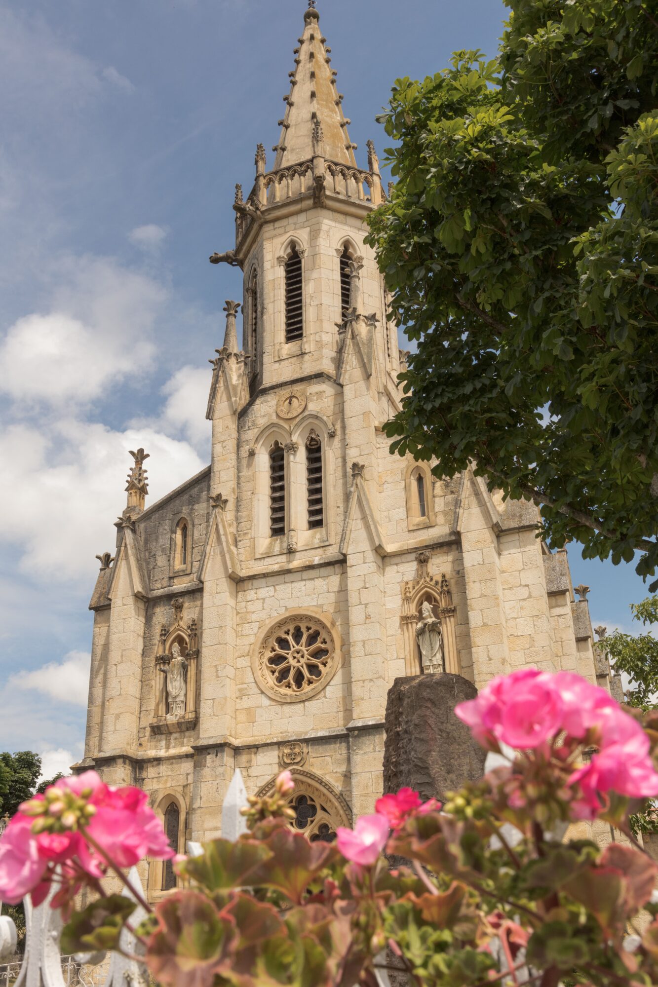 Église néogothique au clocher élancé, Office de Tourisme Cœur de Garonne