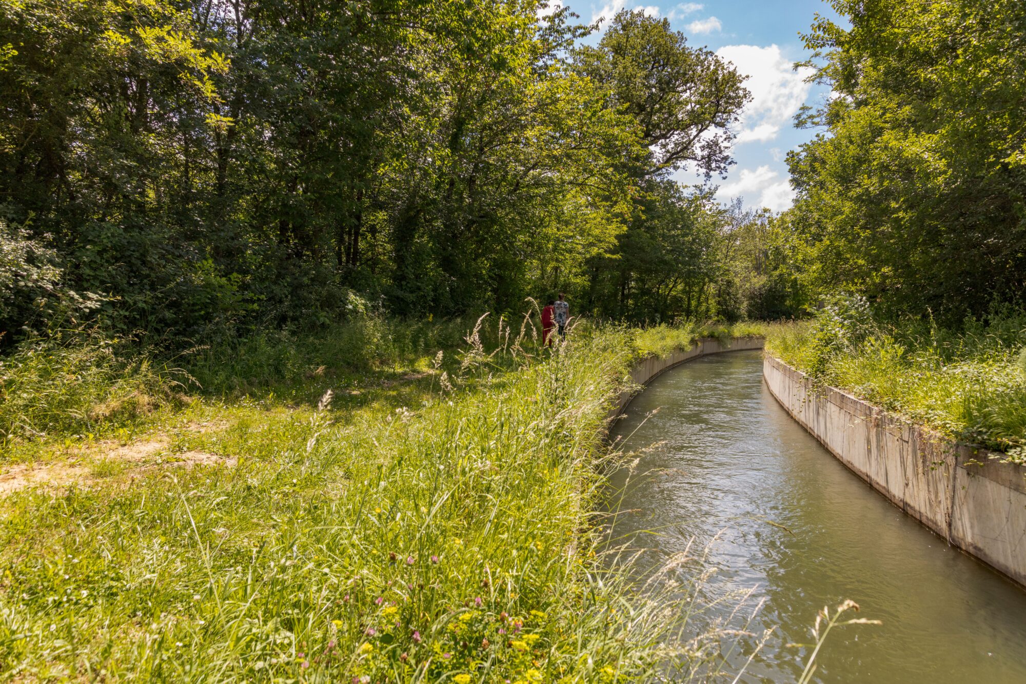 Promeneurs le long d’un canal, Office de Tourisme Cœur de Garonne
