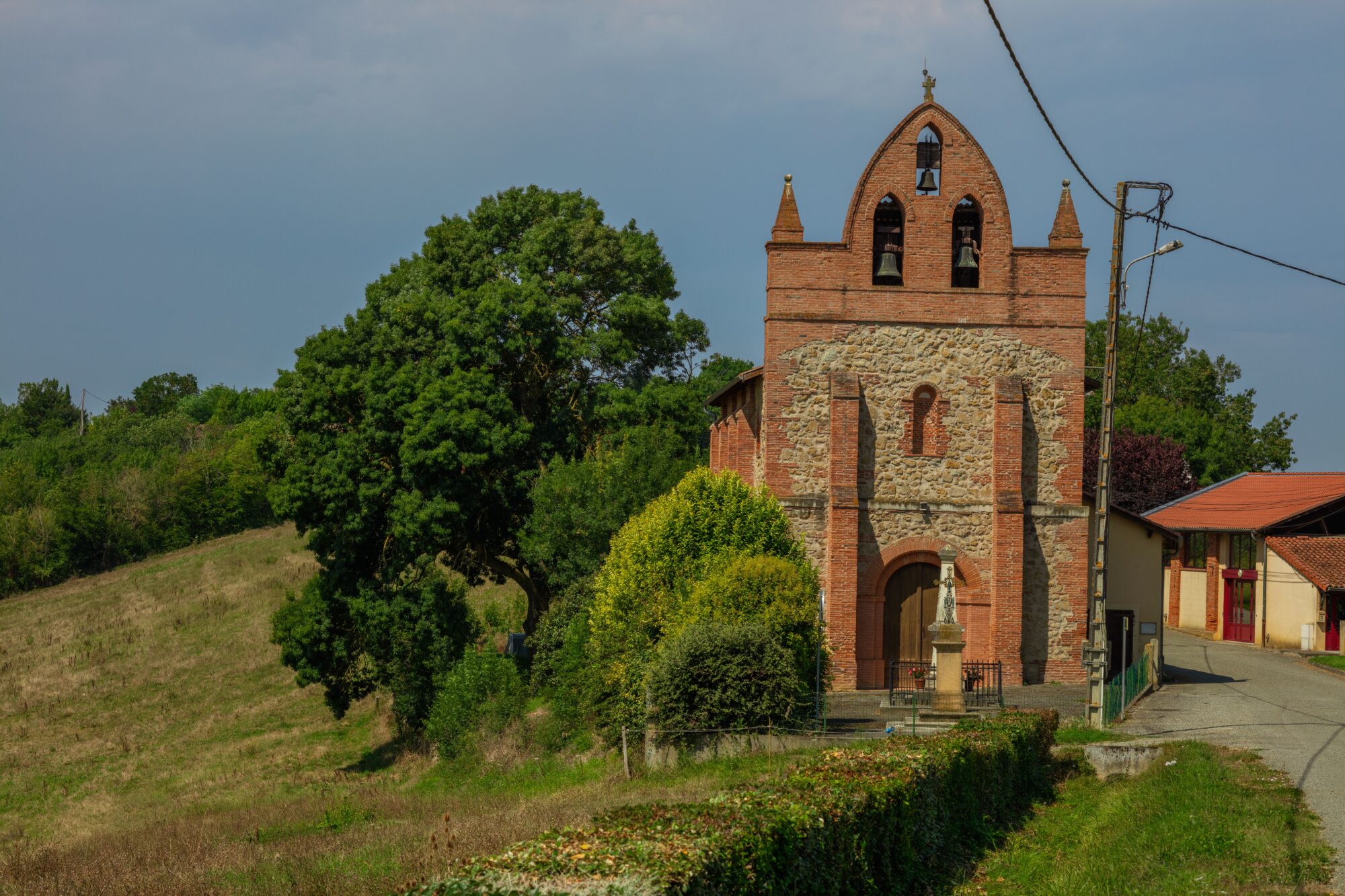 Église en brique et pierre à clocher-mur, Cœur de Garonne
