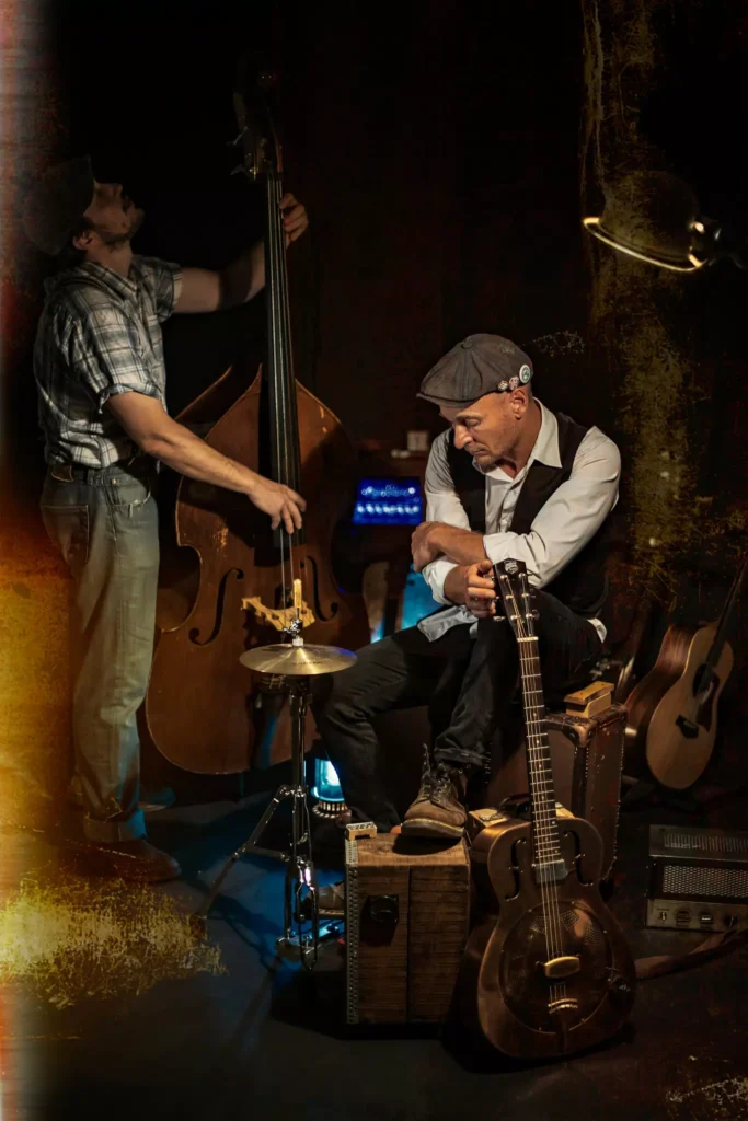 Musiciens avec contrebasse et guitare lors d’un concert intimiste
