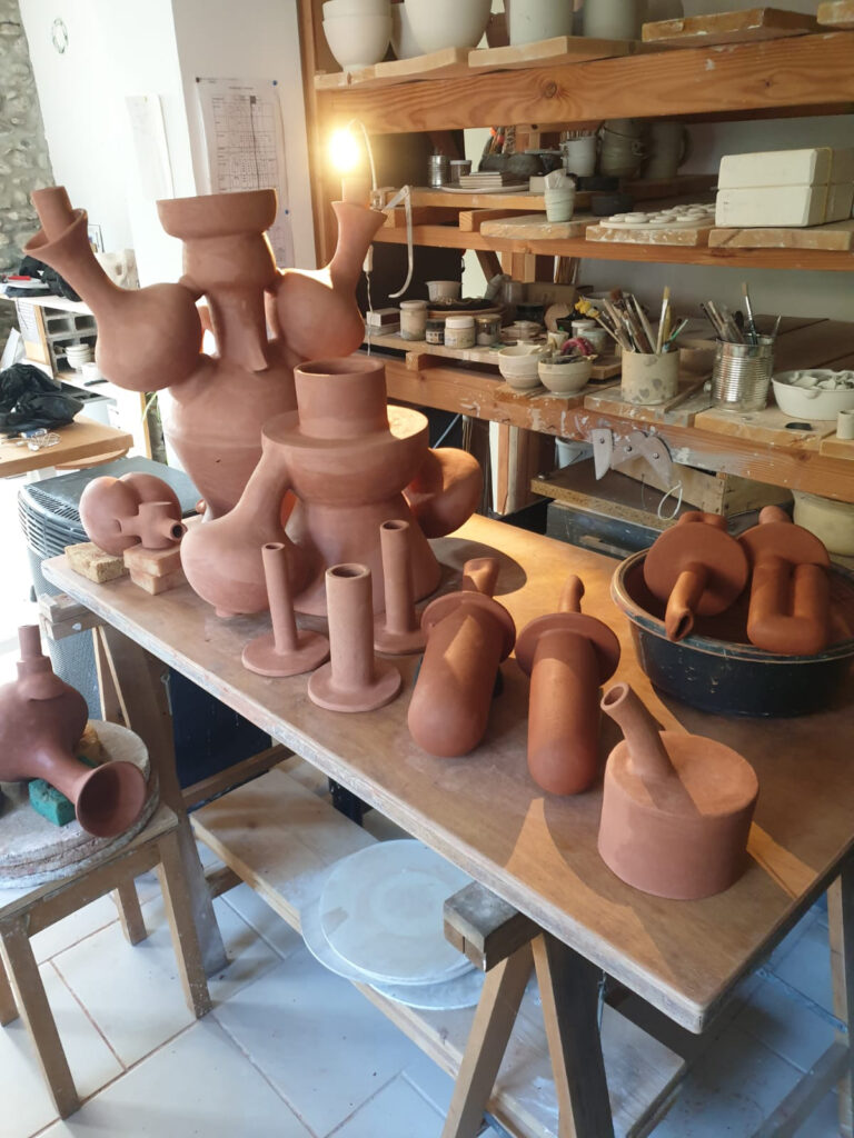 Pièces en céramique en cours de création dans un atelier de poterie