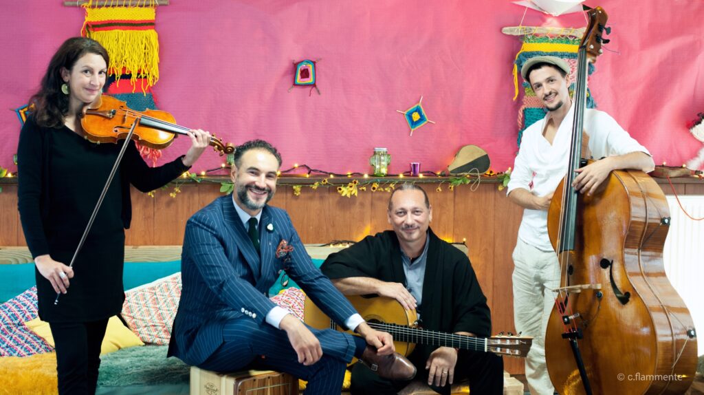 Groupe de musiciens avec violon, guitare et contrebasse en concert