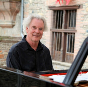Pianiste souriant à l'Office de Tourisme Cœur de Garonne