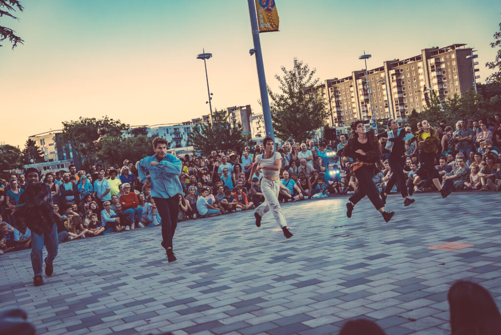 Spectacle de danse en plein air devant un public nombreux