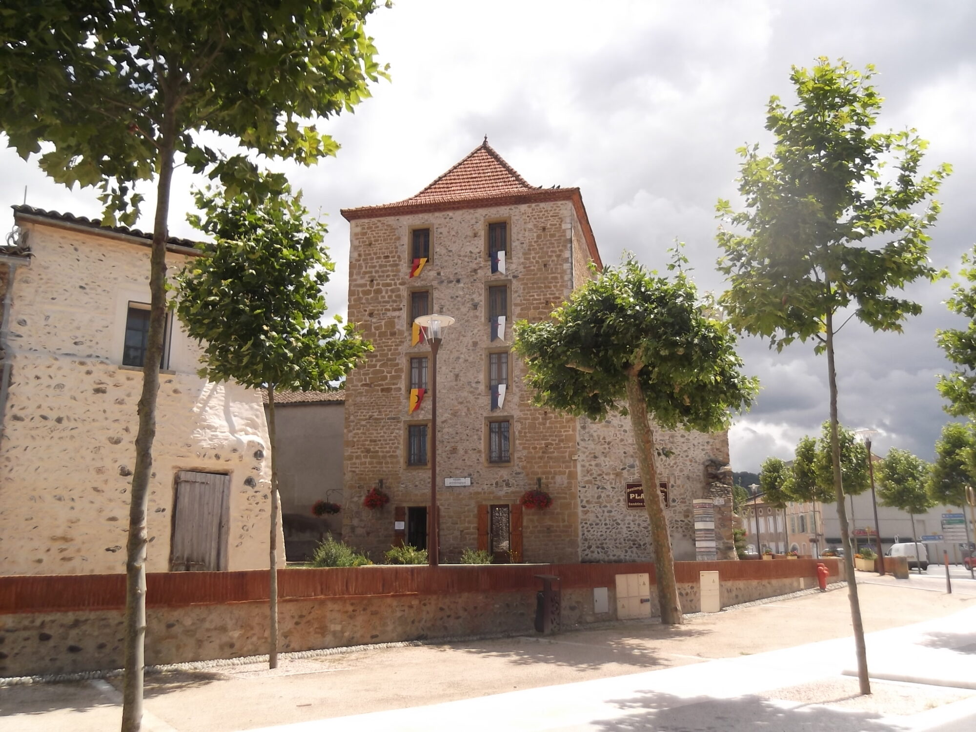 Bâtiment en pierre de l’Office de Tourisme Cœur de Garonne