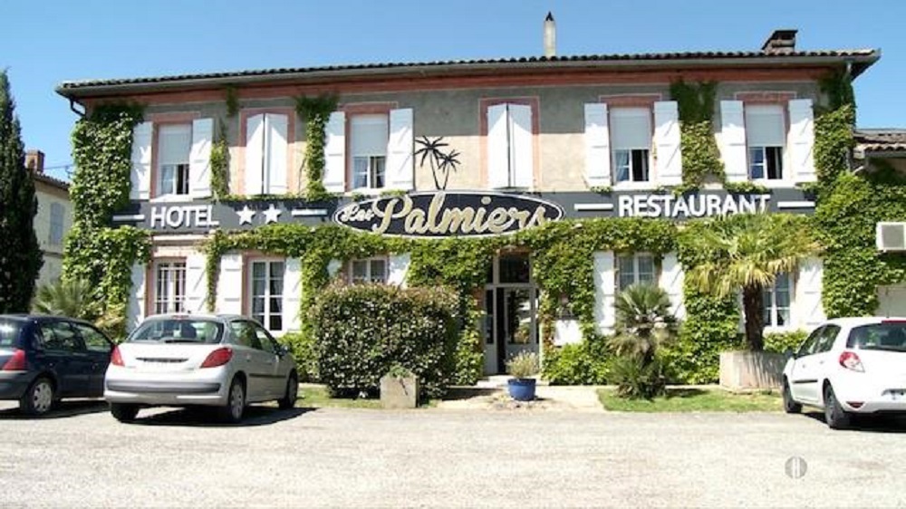 Façade de l'hôtel-restaurant Les Palmiers à Cœur de Garonne