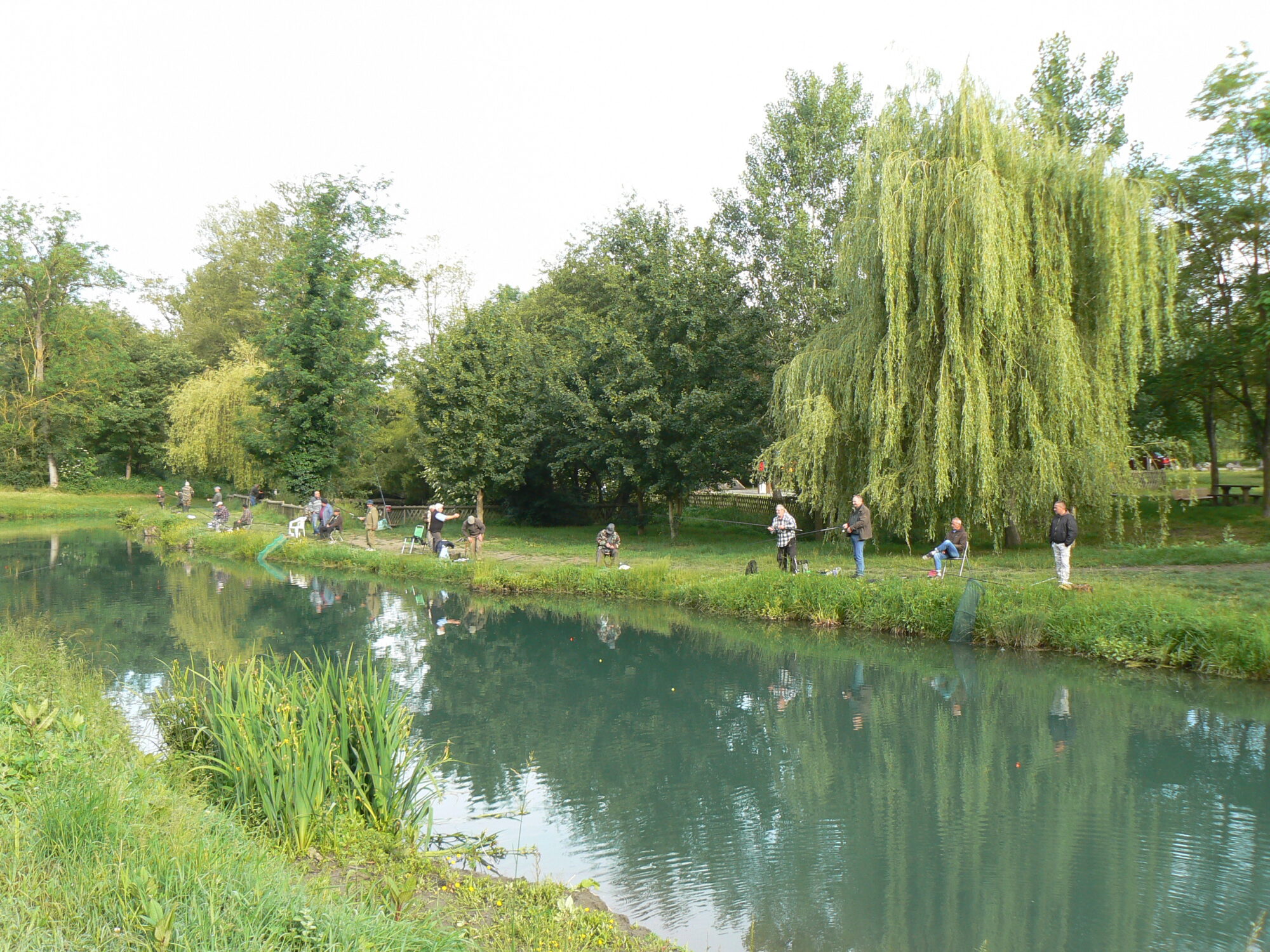 Pêcheurs au bord d’un étang en Cœur de Garonne