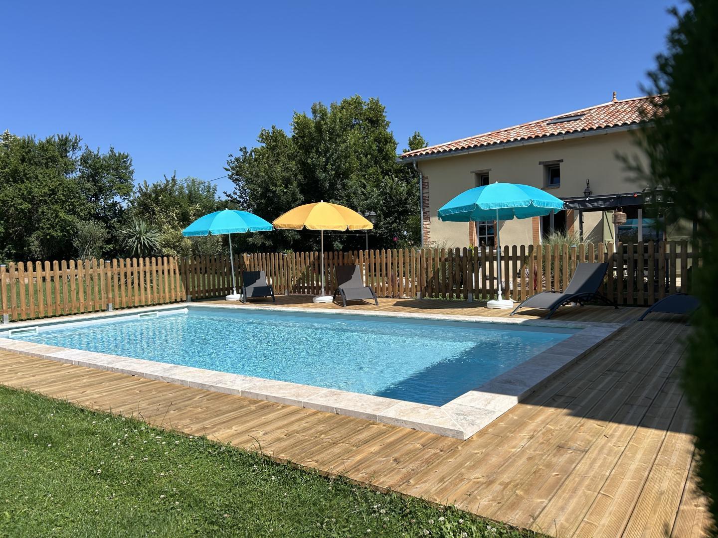 Piscine extérieure avec transats à l’Office de Tourisme Cœur de Garonne
