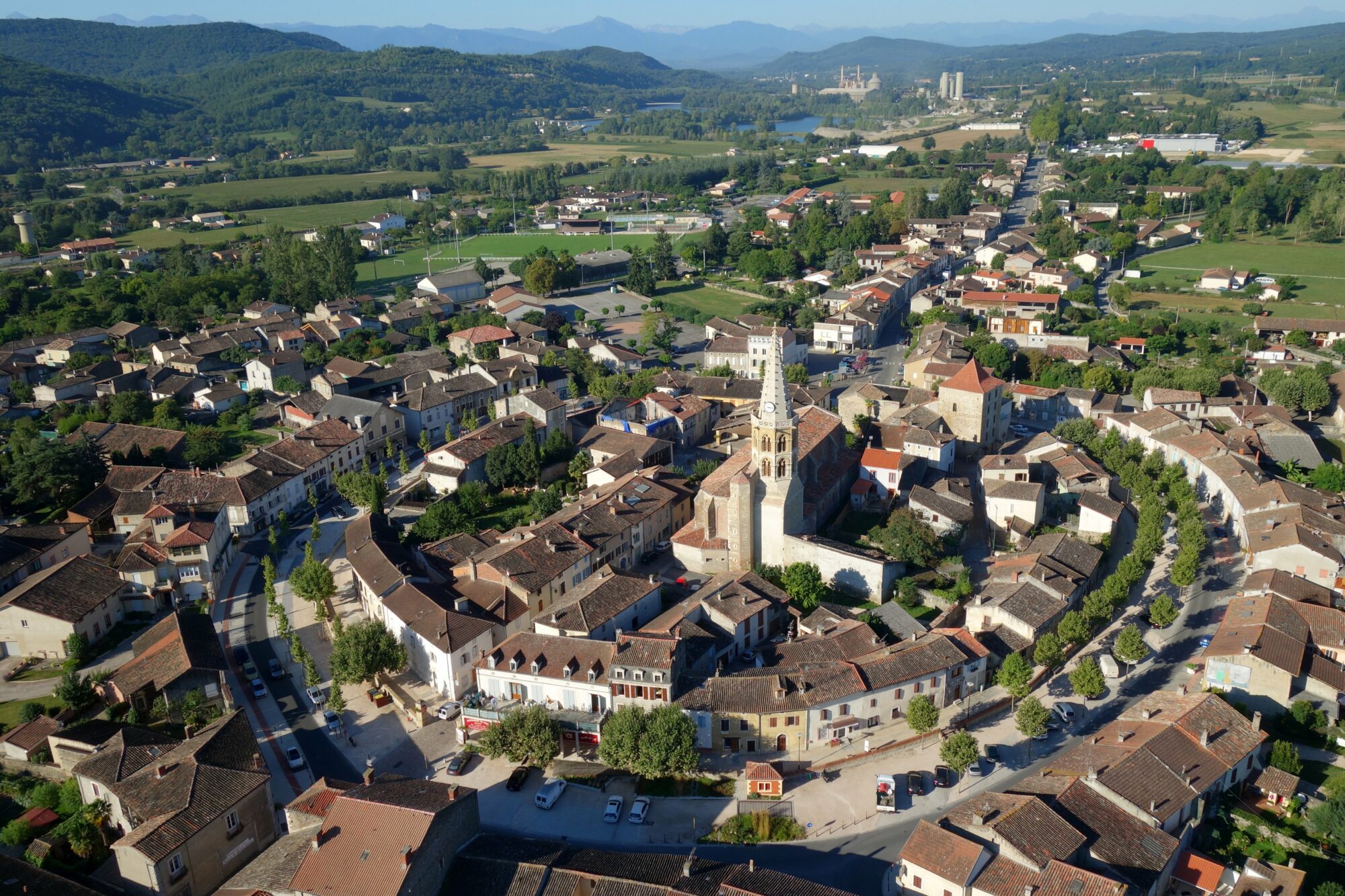 Vue aérienne du village avec église, Office de Tourisme Cœur de Garonne