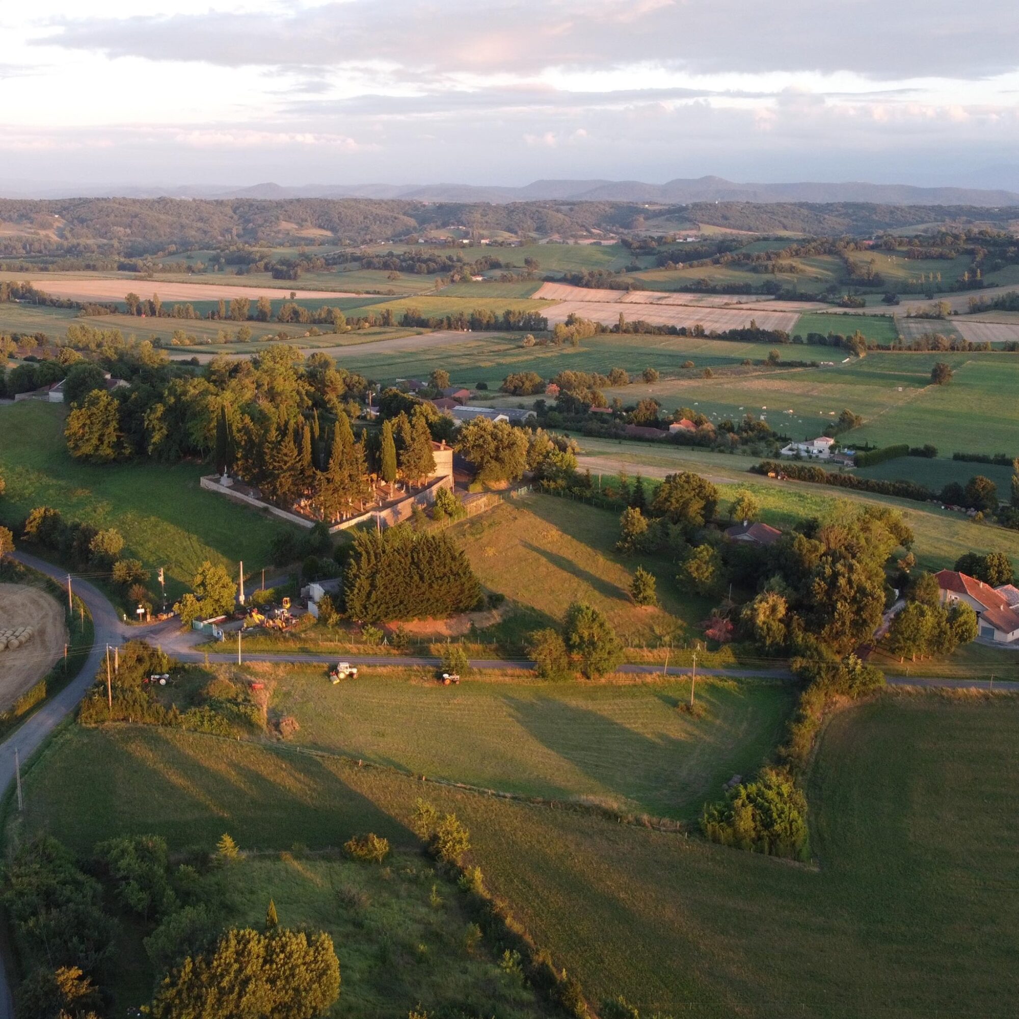 Vue aérienne des collines et champs du Cœur de Garonne
