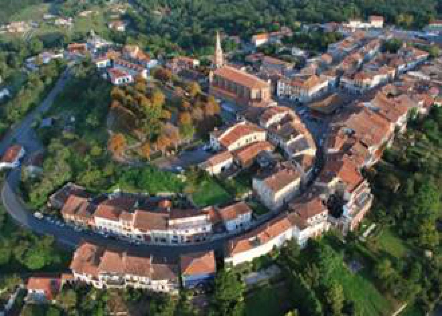 Vue aérienne du village circulaire de Rieux-Volvestre et son église